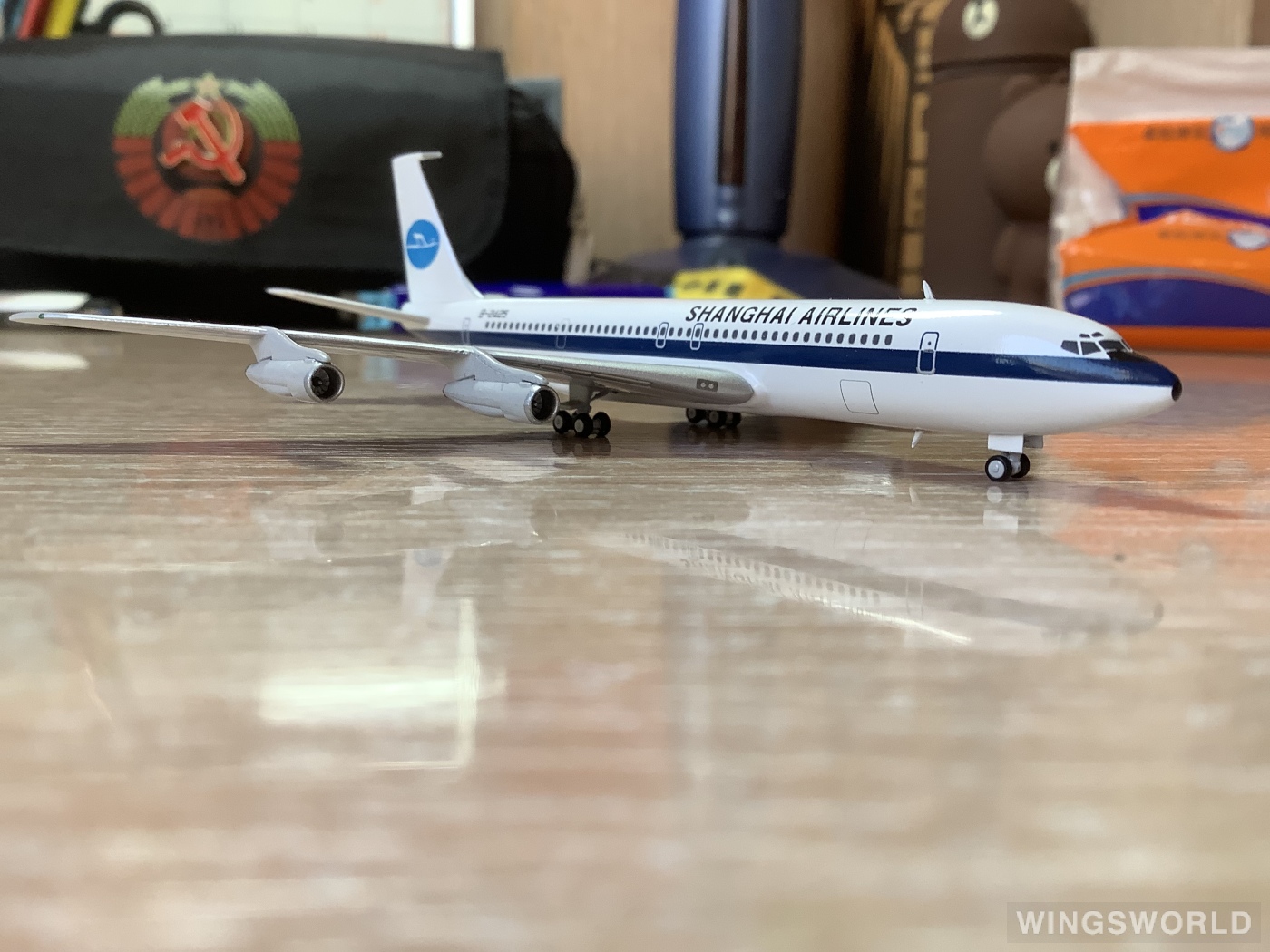 JC Wings 1:400 XX4137 Shanghai Airlines 上海航空 Boeing 707-300 B-2425