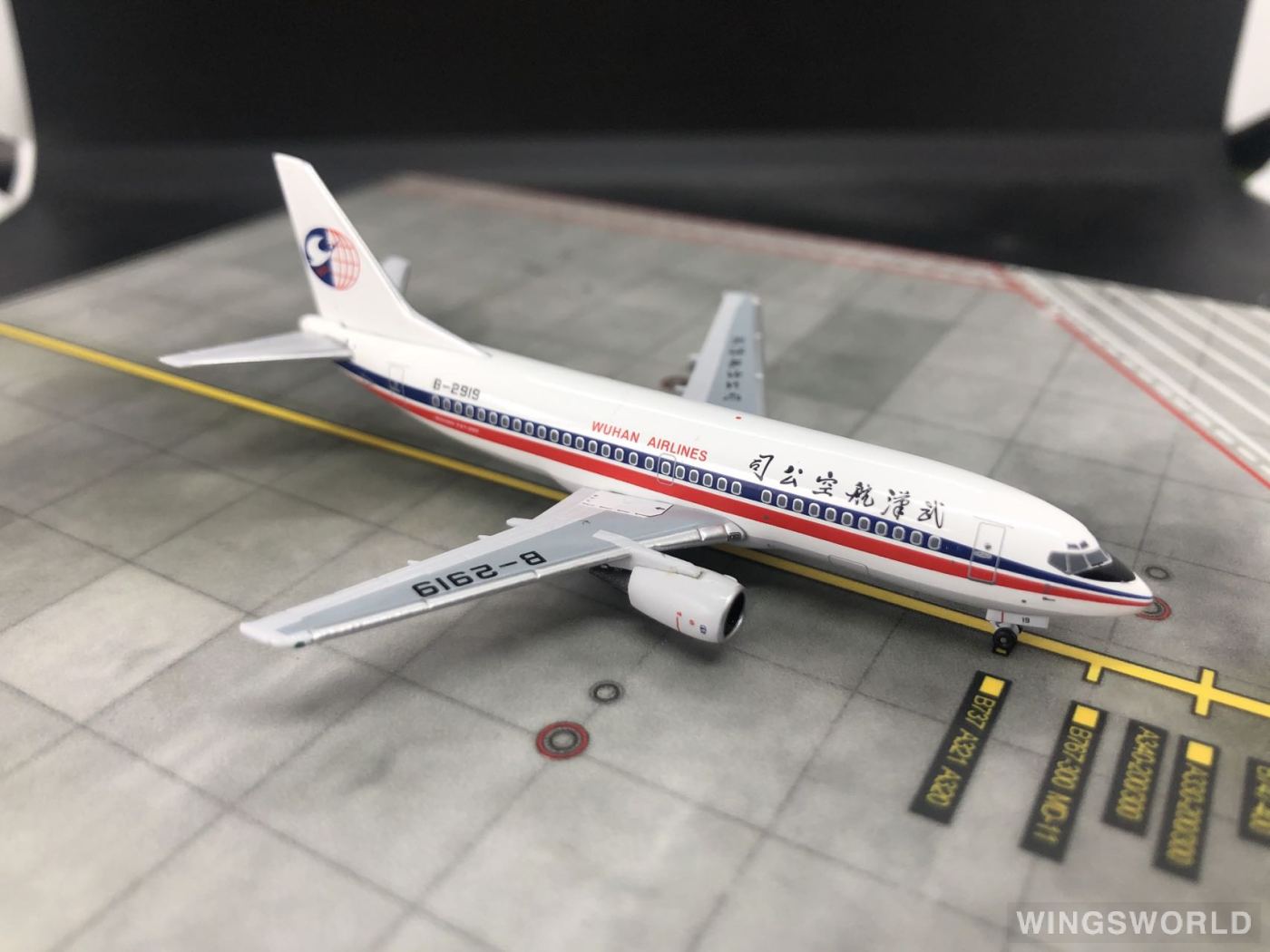 Skywings 1:400 033 Wuhan Airlines 武汉航空 Boeing 737-300 B-2919