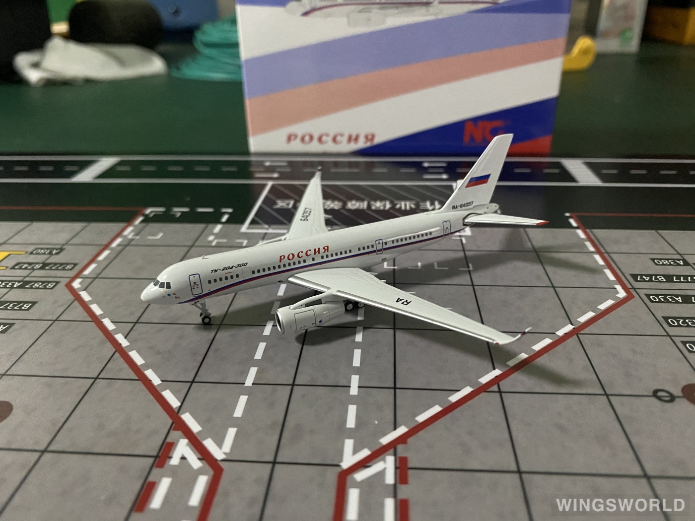 NGmodels 1:400 NG41002 Rossiya Special Flight Detachment Tupolev Tu-204 RA-64057