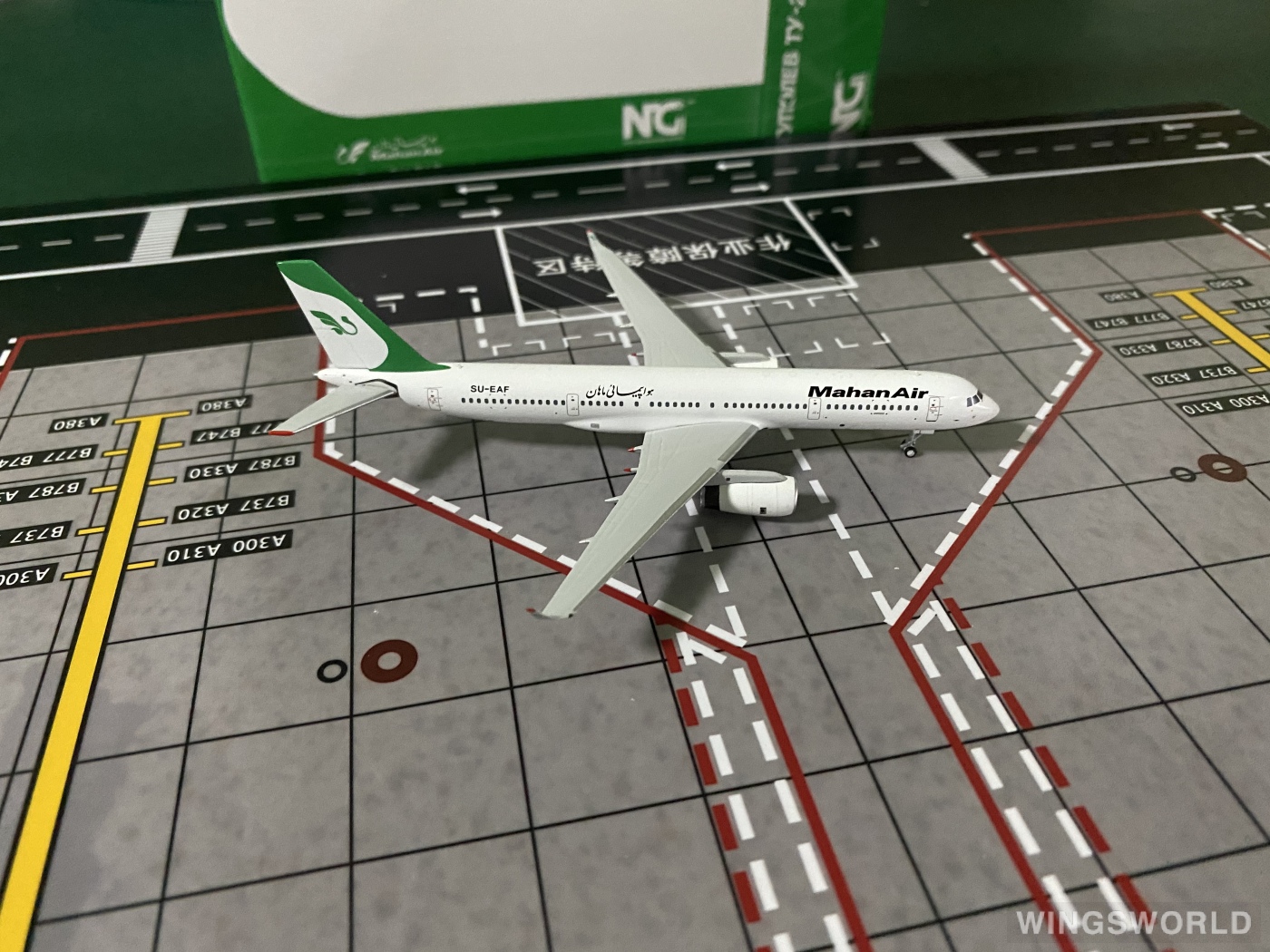 NGmodels 1:400 NG40003 Mahan Air 马汉航空 Tupolev Tu-204 SU-EAF