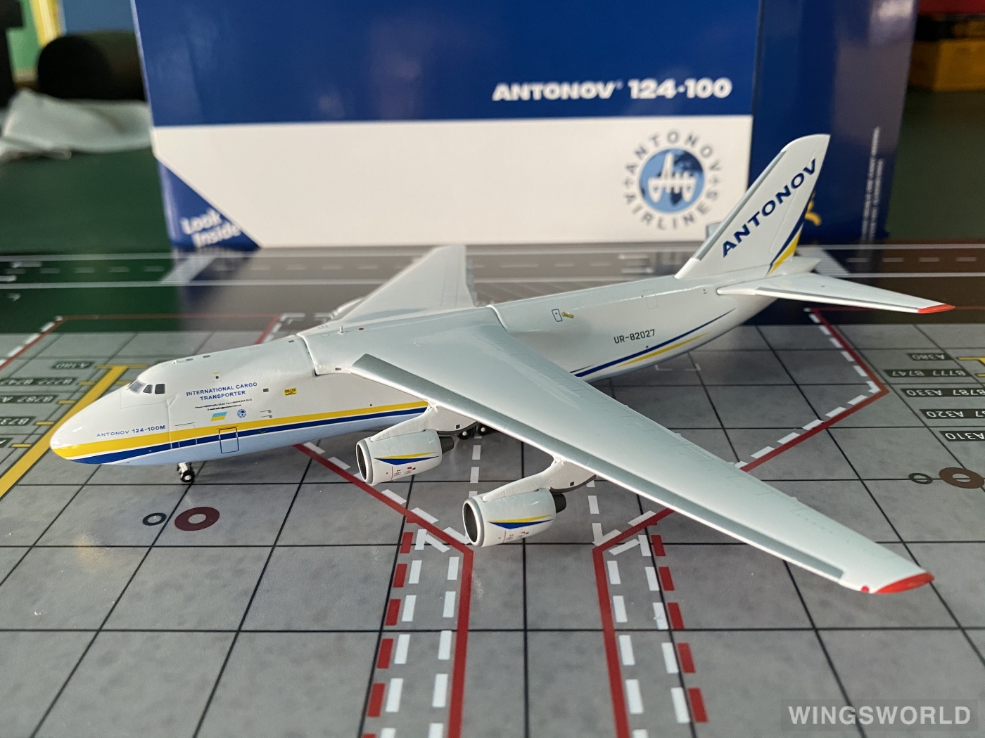 Geminijets 1:400 GJADB1989 Antonov 安东诺夫 Antonov An-124 UR-82027