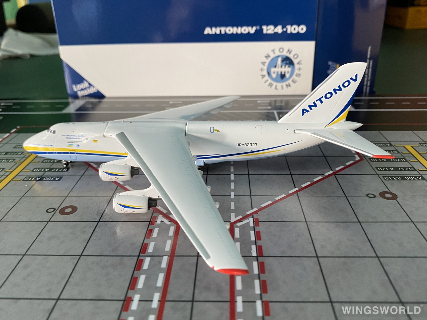 Geminijets 1:400 GJADB1989 Antonov 安东诺夫 Antonov An-124 UR-82027