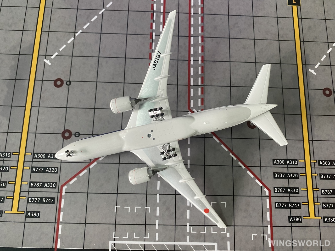 Phoenix 1:400 PH04261 ANA 全日空 Boeing 777-200 JA8197