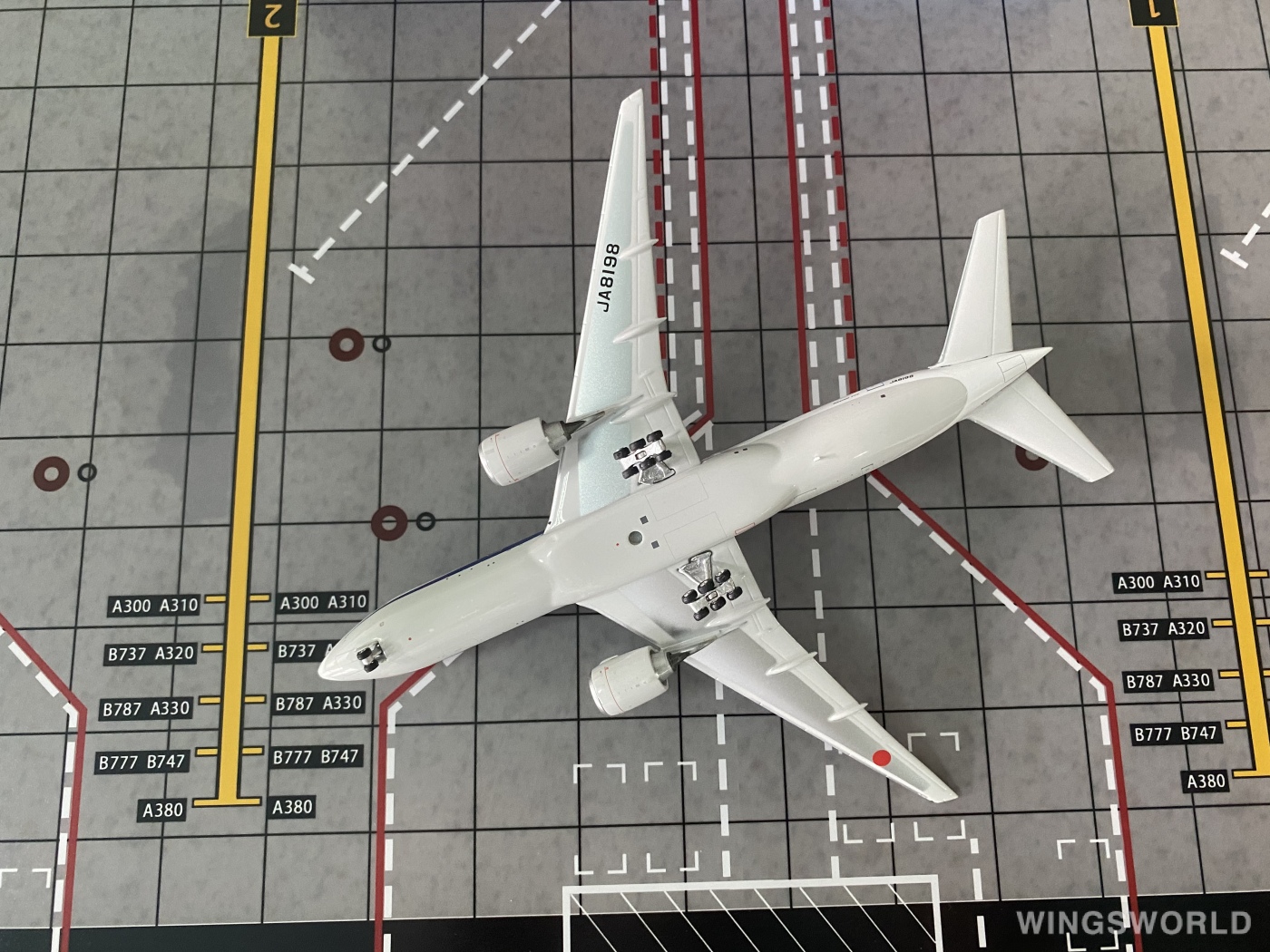 Phoenix 1:400 PH04262 ANA 全日空 Boeing 777-200 JA8198