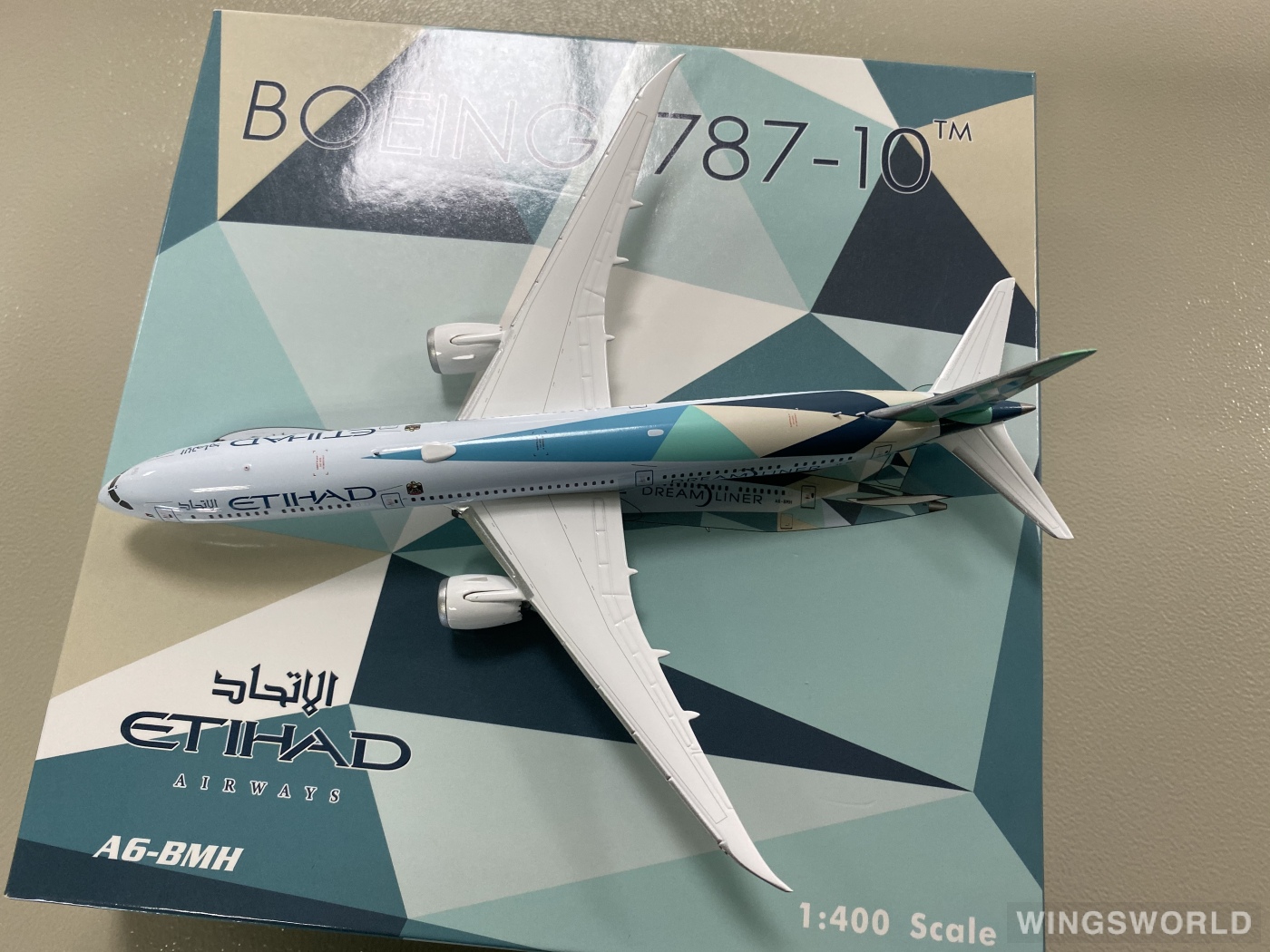 Phoenix 1:400 PH04318 Etihad Airways 阿提哈德航空 Boeing 787-10 A6-BMH