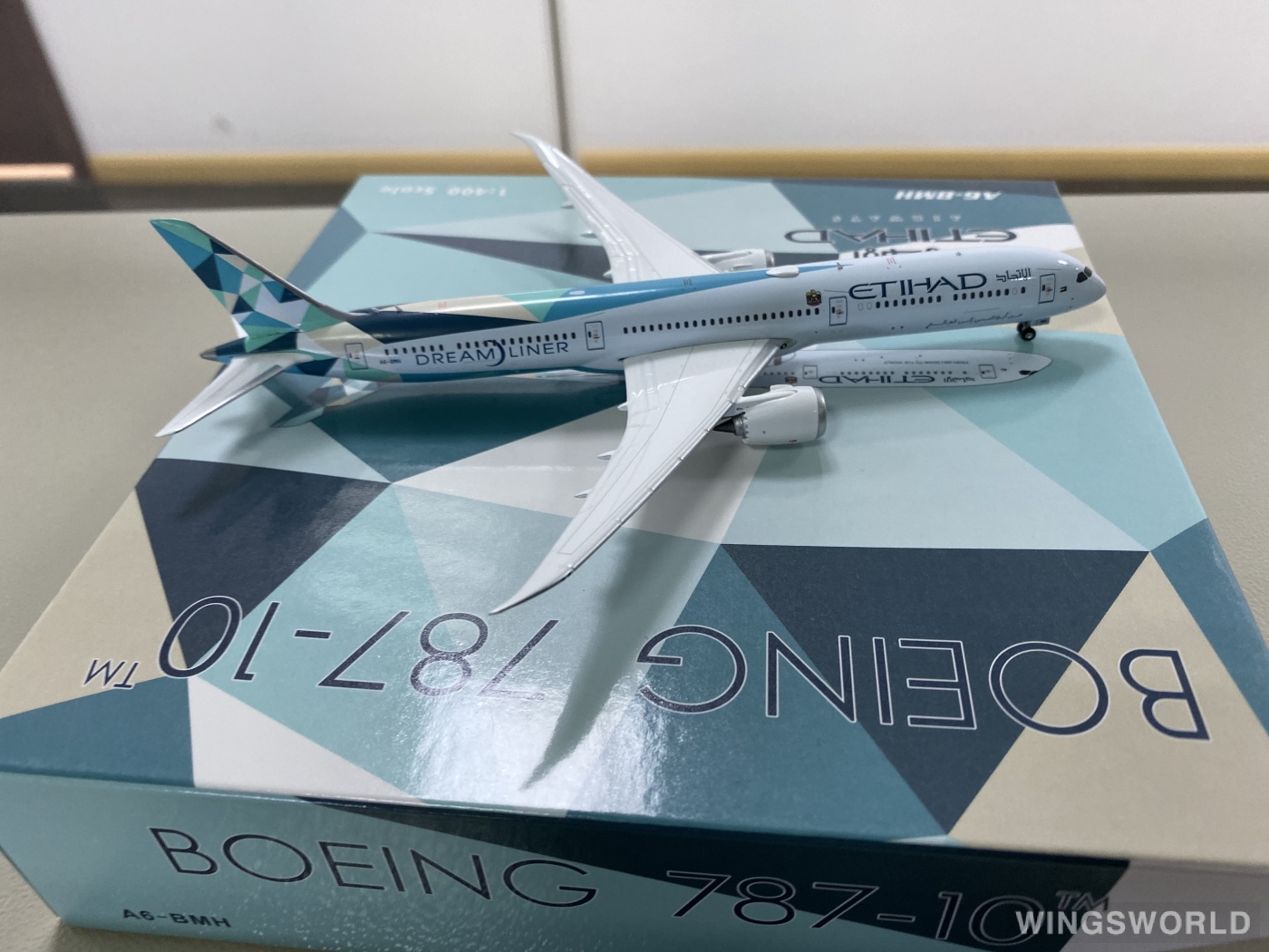 Phoenix 1:400 PH04318 Etihad Airways 阿提哈德航空 Boeing 787-10 A6-BMH