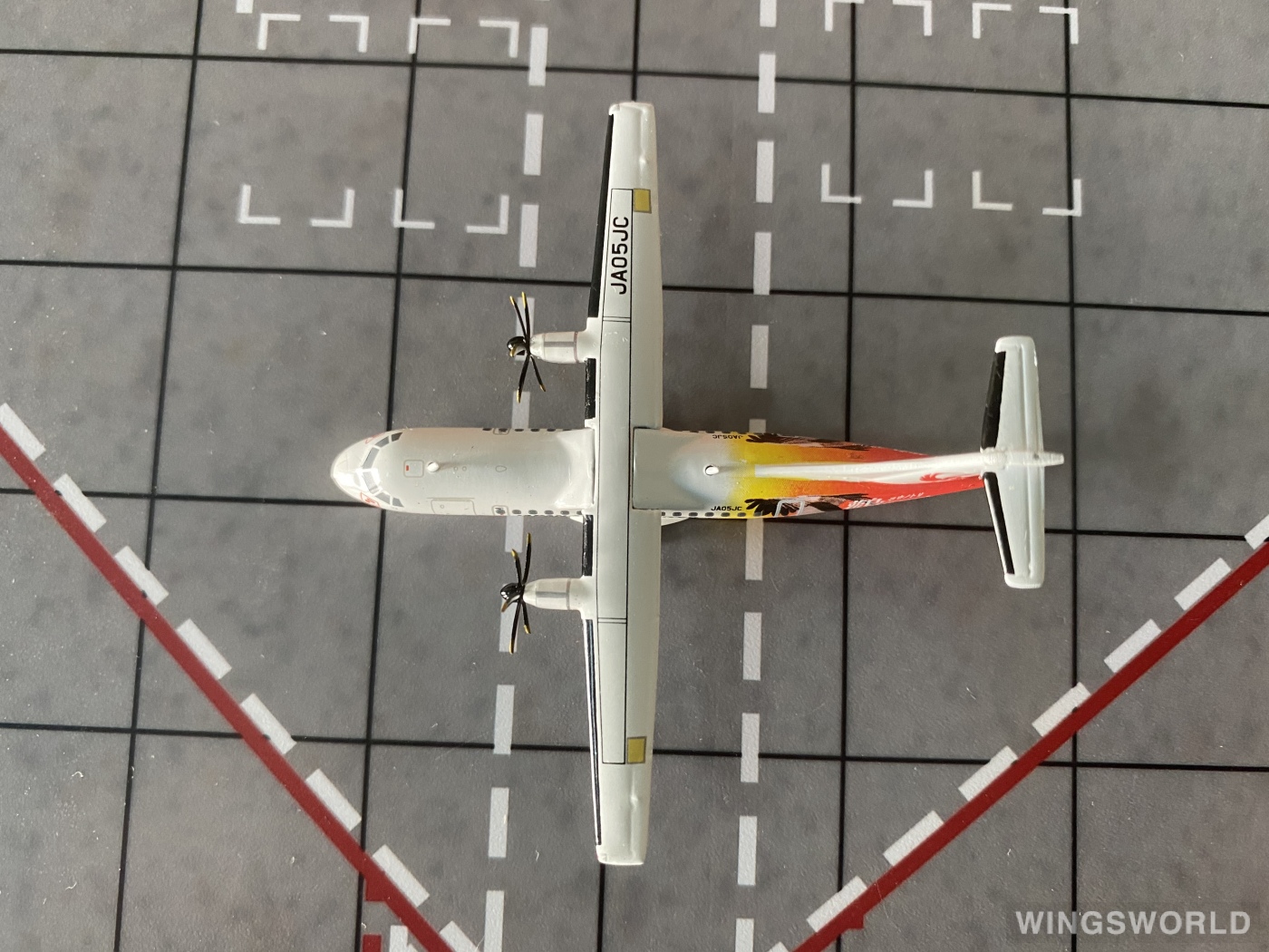 JC Wings 1:400 EW4AT4002 Japan Air Commuter ATR 42 JA05JC
