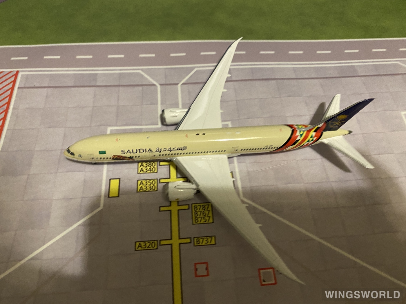 Phoenix 1:400 PH04362 Saudia 沙特阿拉伯航空 Boeing 787-9 HZ-ARF