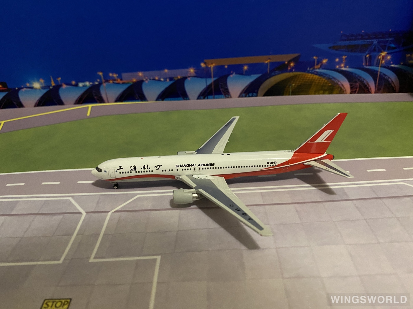 Phoenix 1:400 PH11086 Shanghai Airlines 上海航空 Boeing 767-300 B-2563