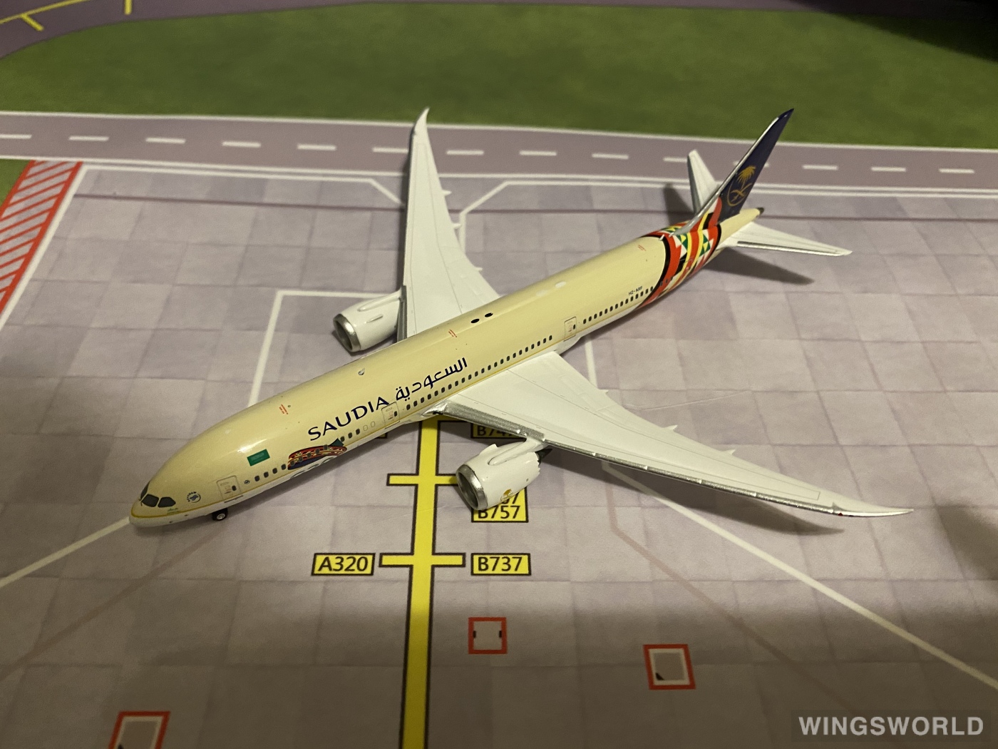 Phoenix 1:400 PH04362 Saudia 沙特阿拉伯航空 Boeing 787-9 HZ-ARF