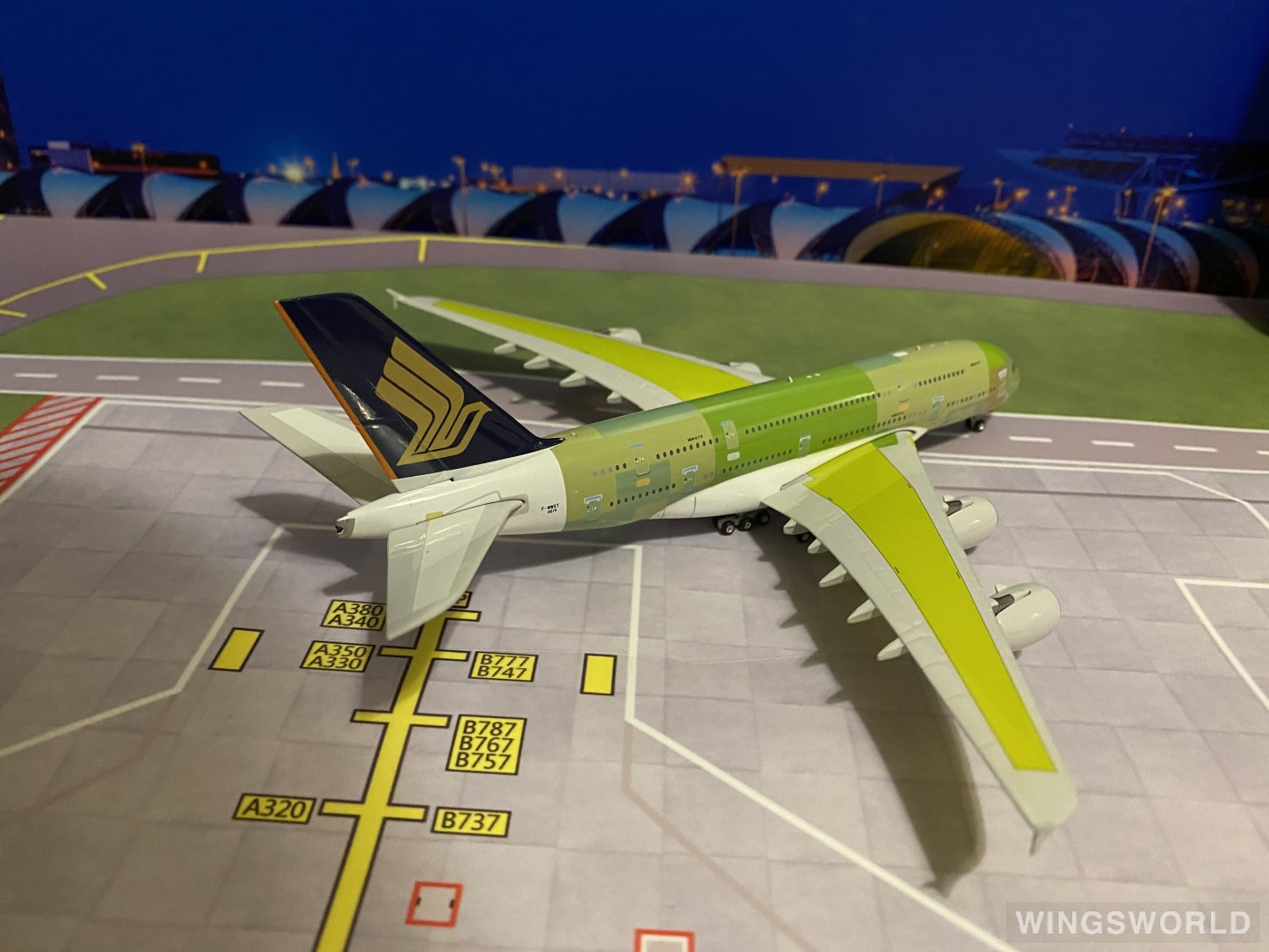 Phoenix 1:200 PH04375 Singapore Airlines 新加坡航空 Airbus A380-800 F-WWST