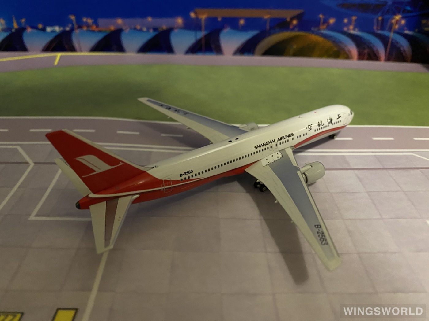 Phoenix 1:400 PH11086 Shanghai Airlines 上海航空 Boeing 767-300 B-2563