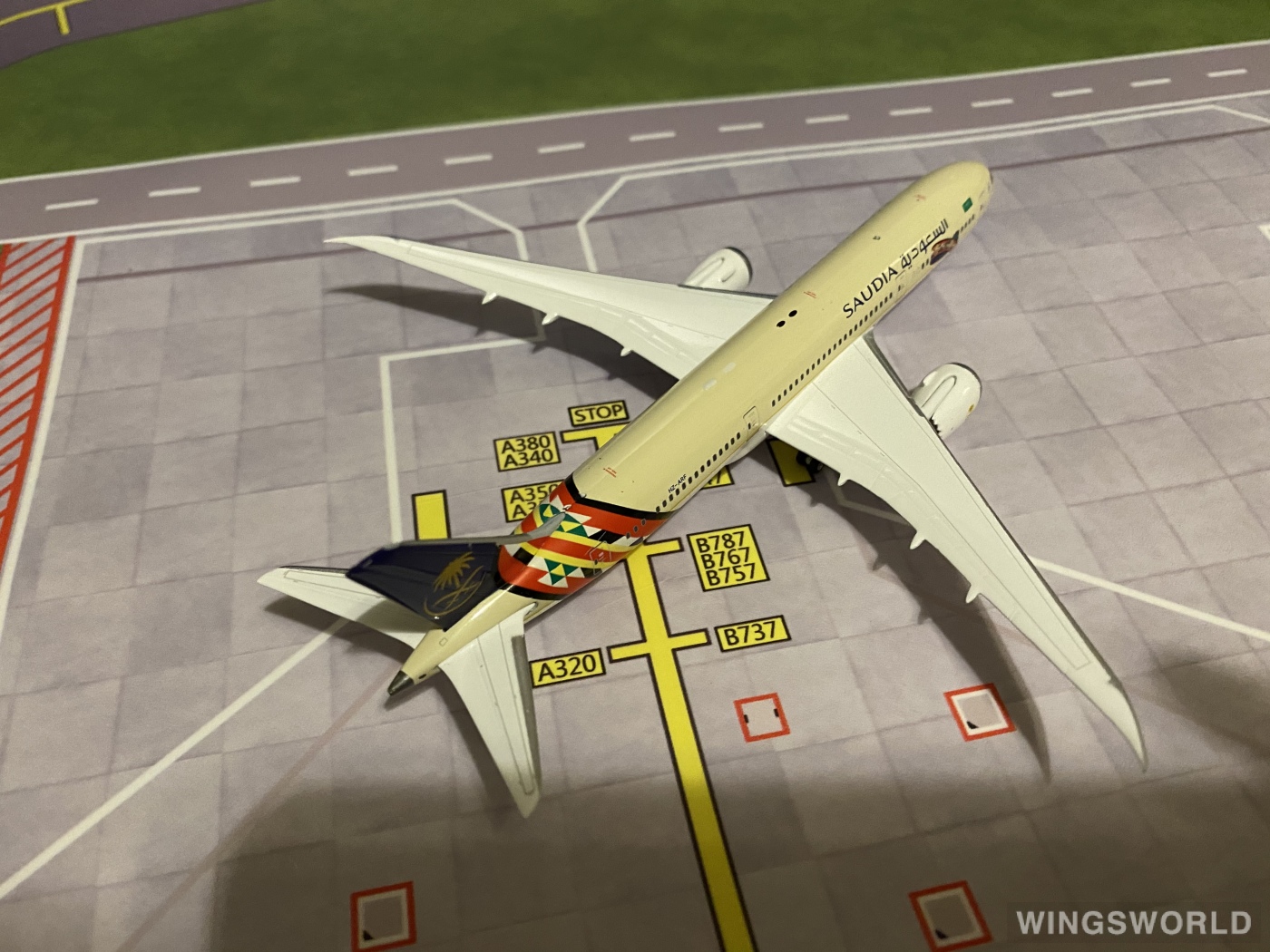 Phoenix 1:400 PH04362 Saudia 沙特阿拉伯航空 Boeing 787-9 HZ-ARF