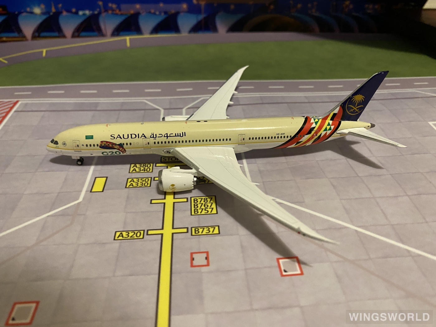 Phoenix 1:400 PH04362 Saudia 沙特阿拉伯航空 Boeing 787-9 HZ-ARF