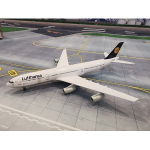 Lufthansa 汉莎航空 Airbus A340-300 D-AIGR 1990s colors. Named 