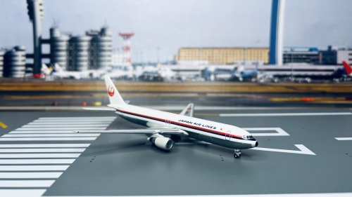 Japan Airlines 日本航空 Boeing 767-300  JA8235  PH10055 Phoenix 1:400