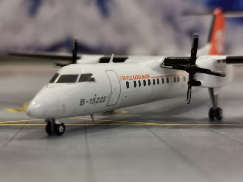 UNI Air 立荣航空 Bombardier Dash 8-300 B-15225  ALB2UNI225 ALBATROS 1:200
