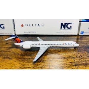 Delta Air Lines 达美航空 McDonnell Douglas MD-90 N903DA 2007s colors. With rolling gear. GJDAL1454 Geminijets 1:400