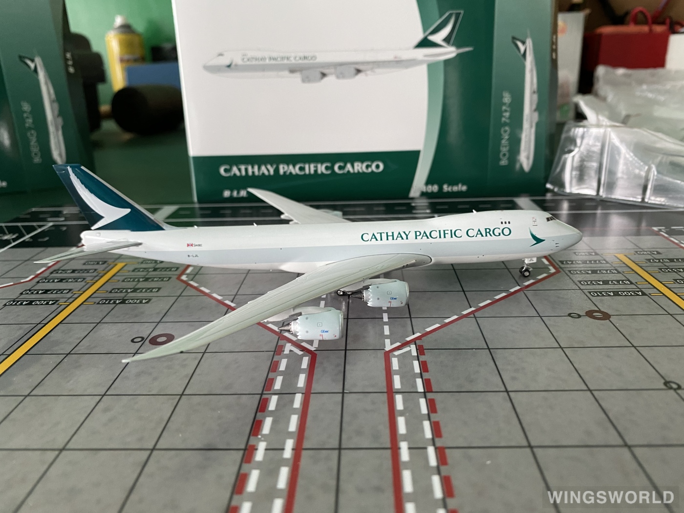 Phoenix 1:400 PH04429 Cathay Pacific 国泰航空 Boeing 747-8F B-LJL