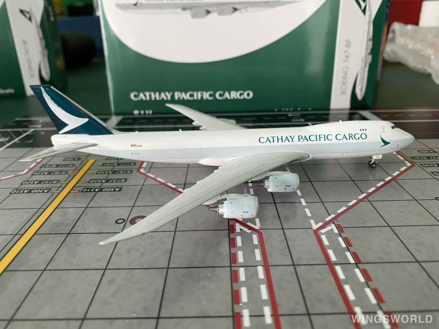 Phoenix 1:400 PH04428 Cathay Pacific 国泰航空 Boeing 747-8F B-LJJ