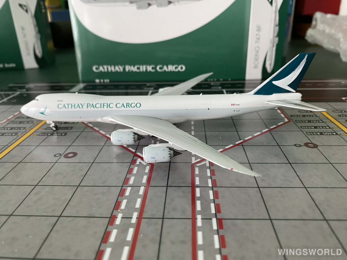 Phoenix 1:400 PH04428 Cathay Pacific 国泰航空 Boeing 747-8F B-LJJ