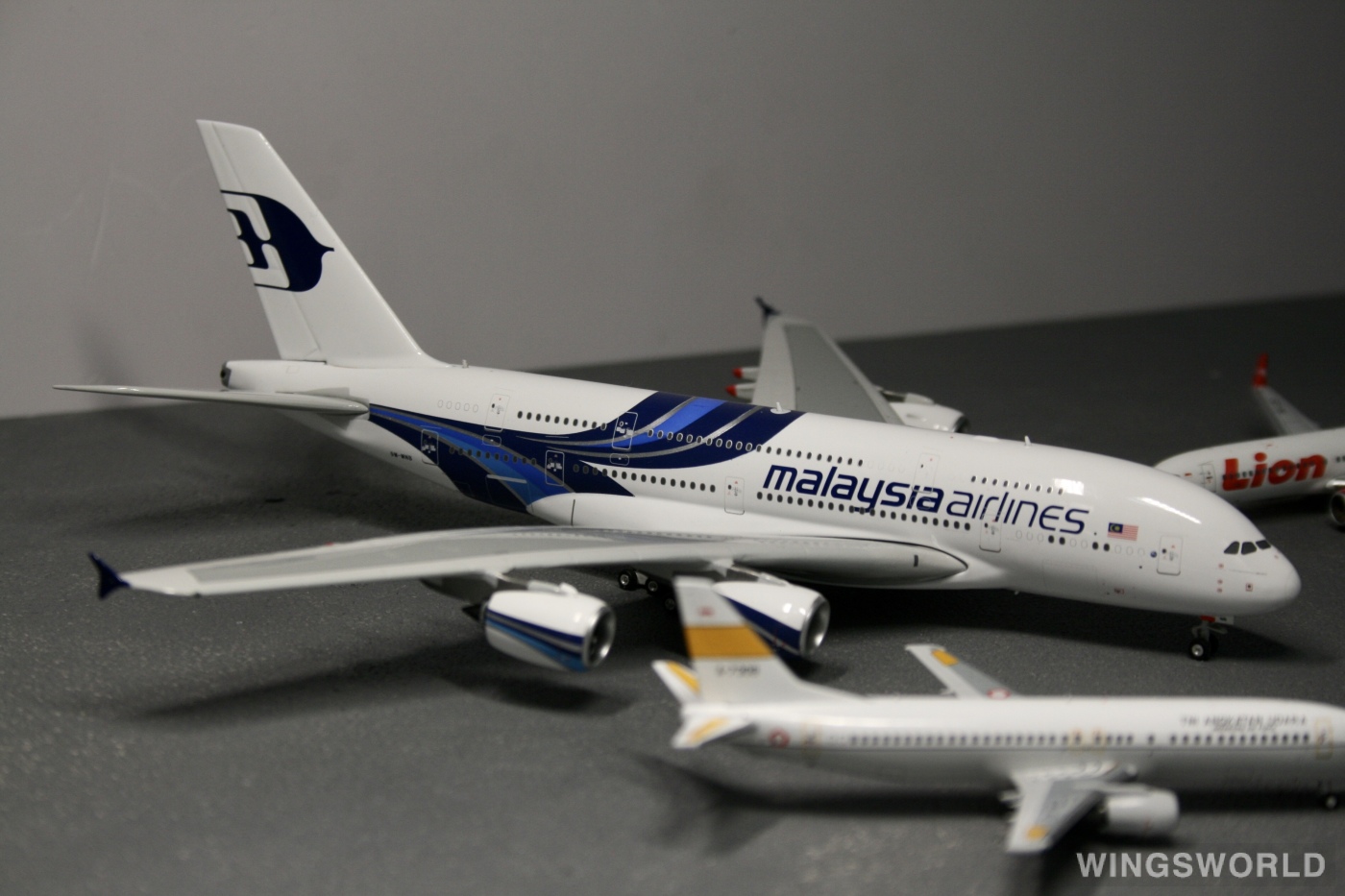 Phoenix 1:400 PH04341 Malaysia Airlines 马来西亚航空 Airbus A380-800 9M-MNB