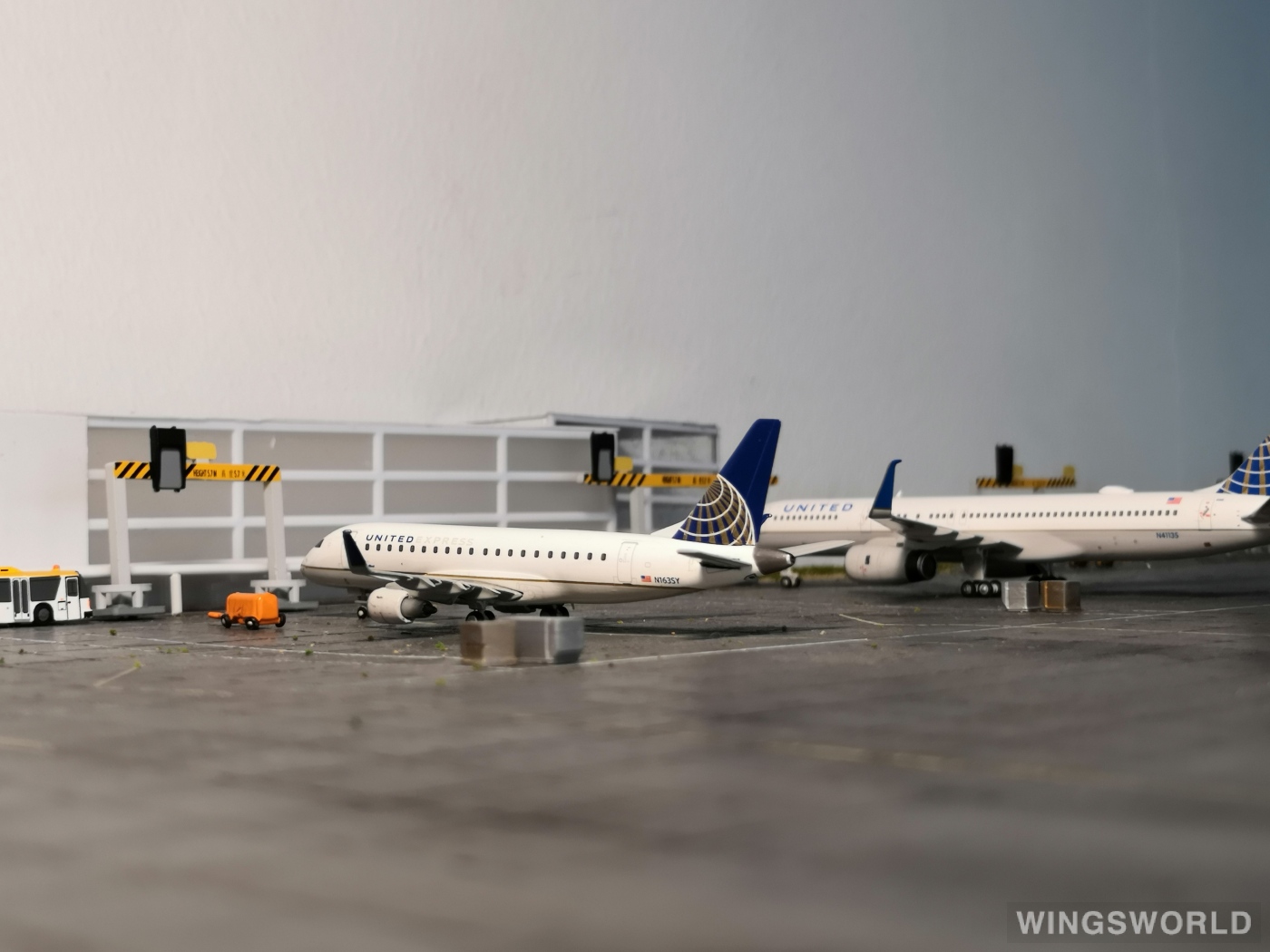 Geminijets 1:400 GJUAL1728 United Express 美联航快运 Embraer ERJ-175 N163SY