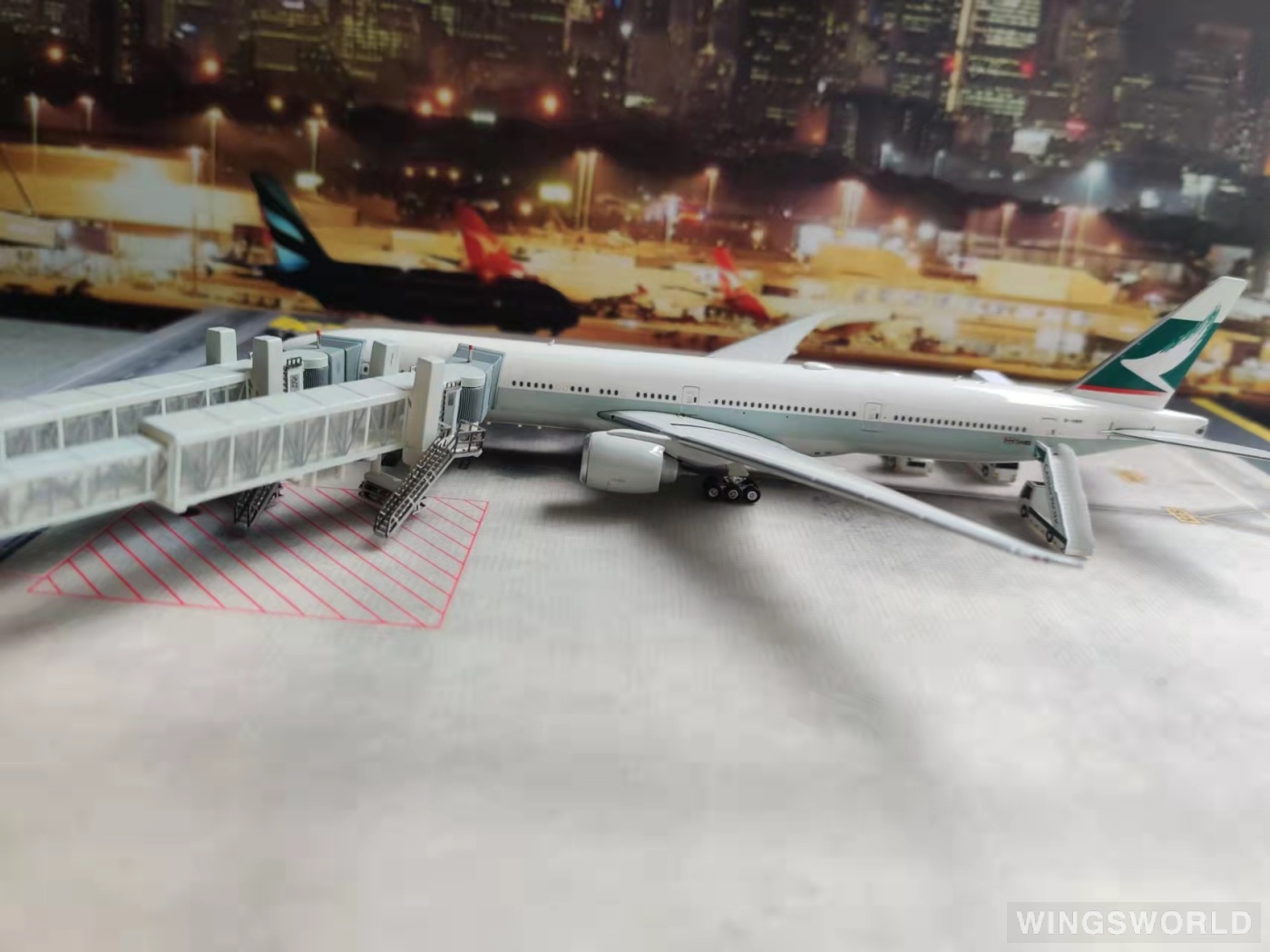Phoenix 1:400 PH04376 Cathay Pacific 国泰航空 Boeing 777-300ER B-HNR