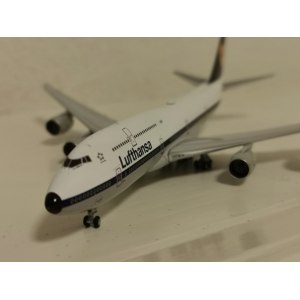 Lufthansa 汉莎航空 Boeing 747-8i D-ABYT Retro colors. With rolling gears. GJDLH1479 Geminijets 1:400