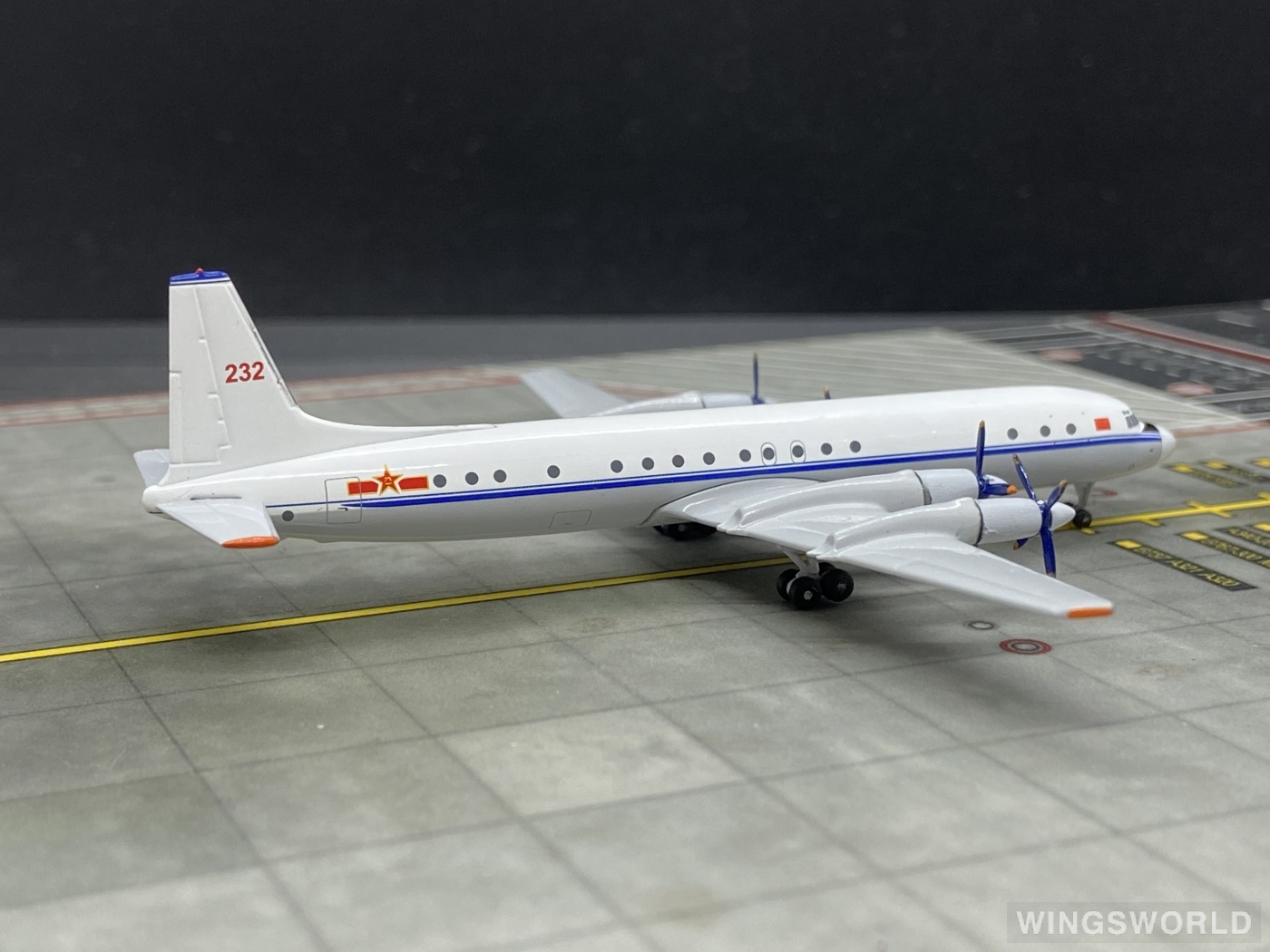 YU MODEL 1:400 YU0003 PLAAF 中国空军 Ilyushin Il-18 232