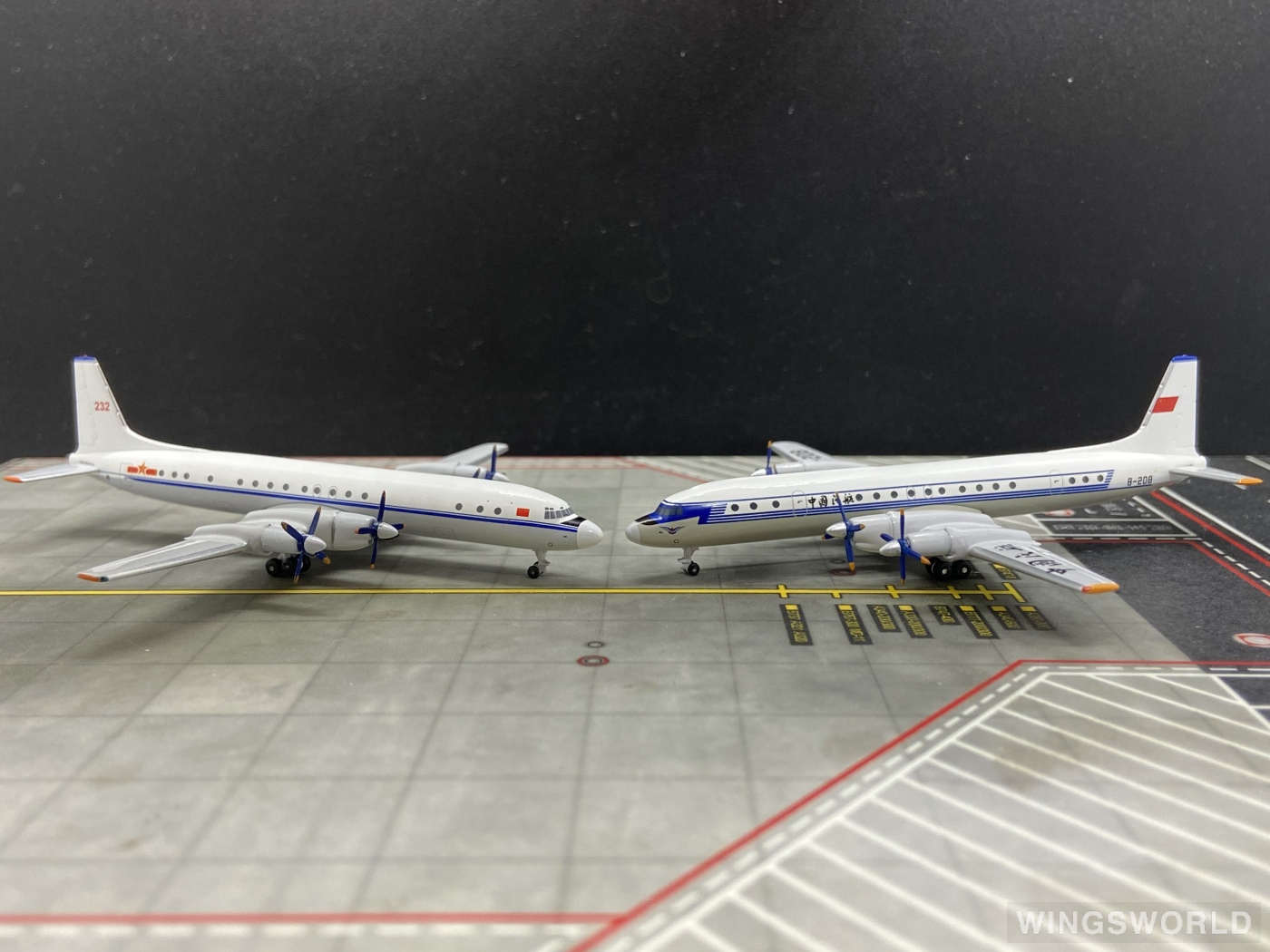 YU MODEL 1:400 YU0003 PLAAF 中国空军 Ilyushin Il-18 232