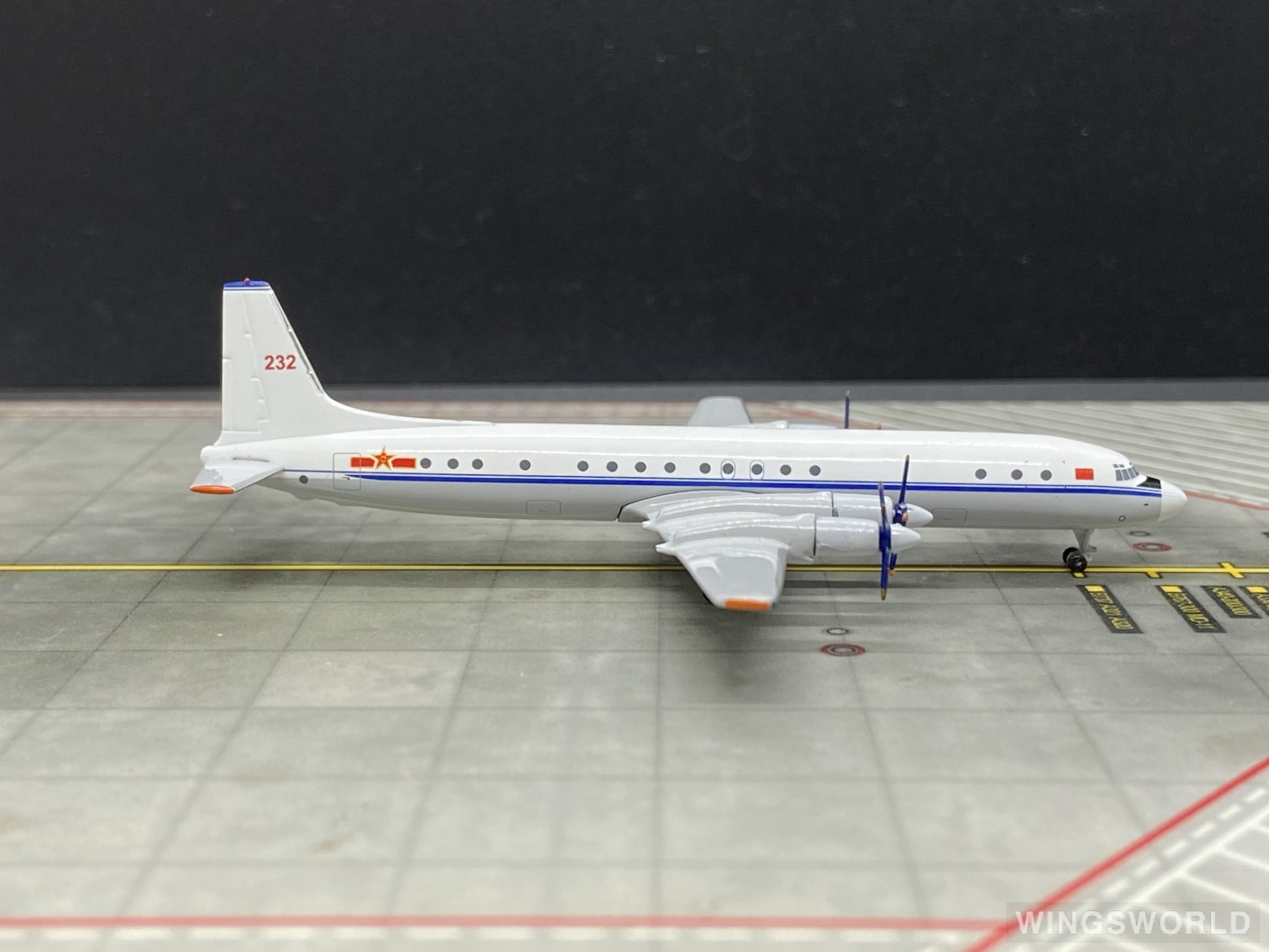 YU MODEL 1:400 YU0003 PLAAF 中国空军 Ilyushin Il-18 232