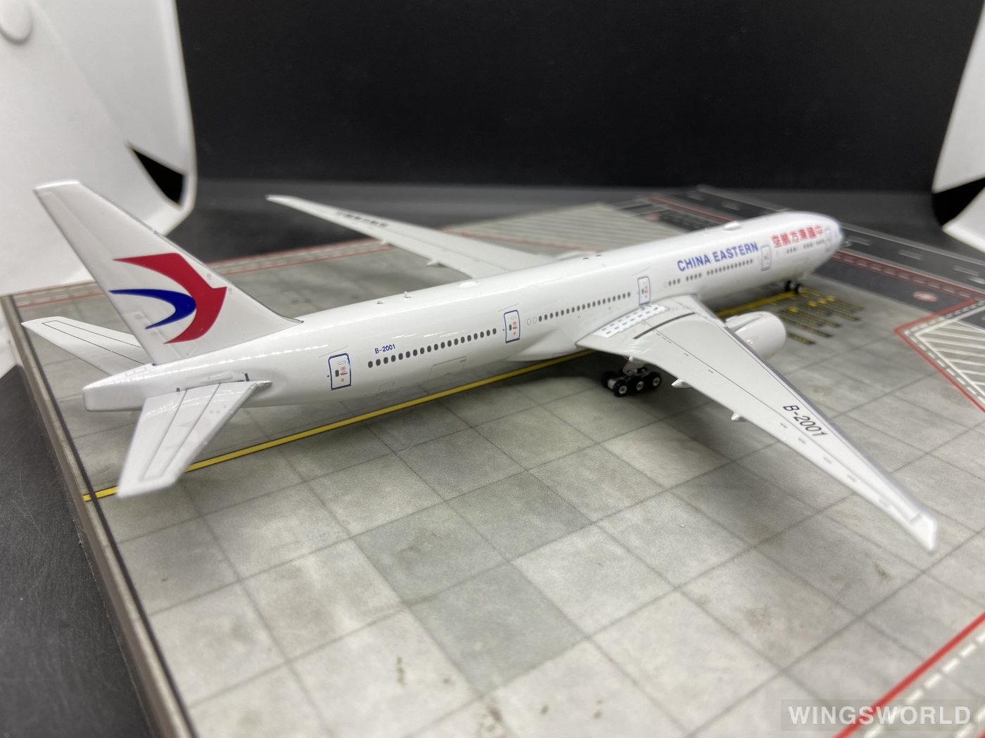 Phoenix 1:400 PH11011 China Eastern 中国东方航空 Boeing 777-300ER B-2001