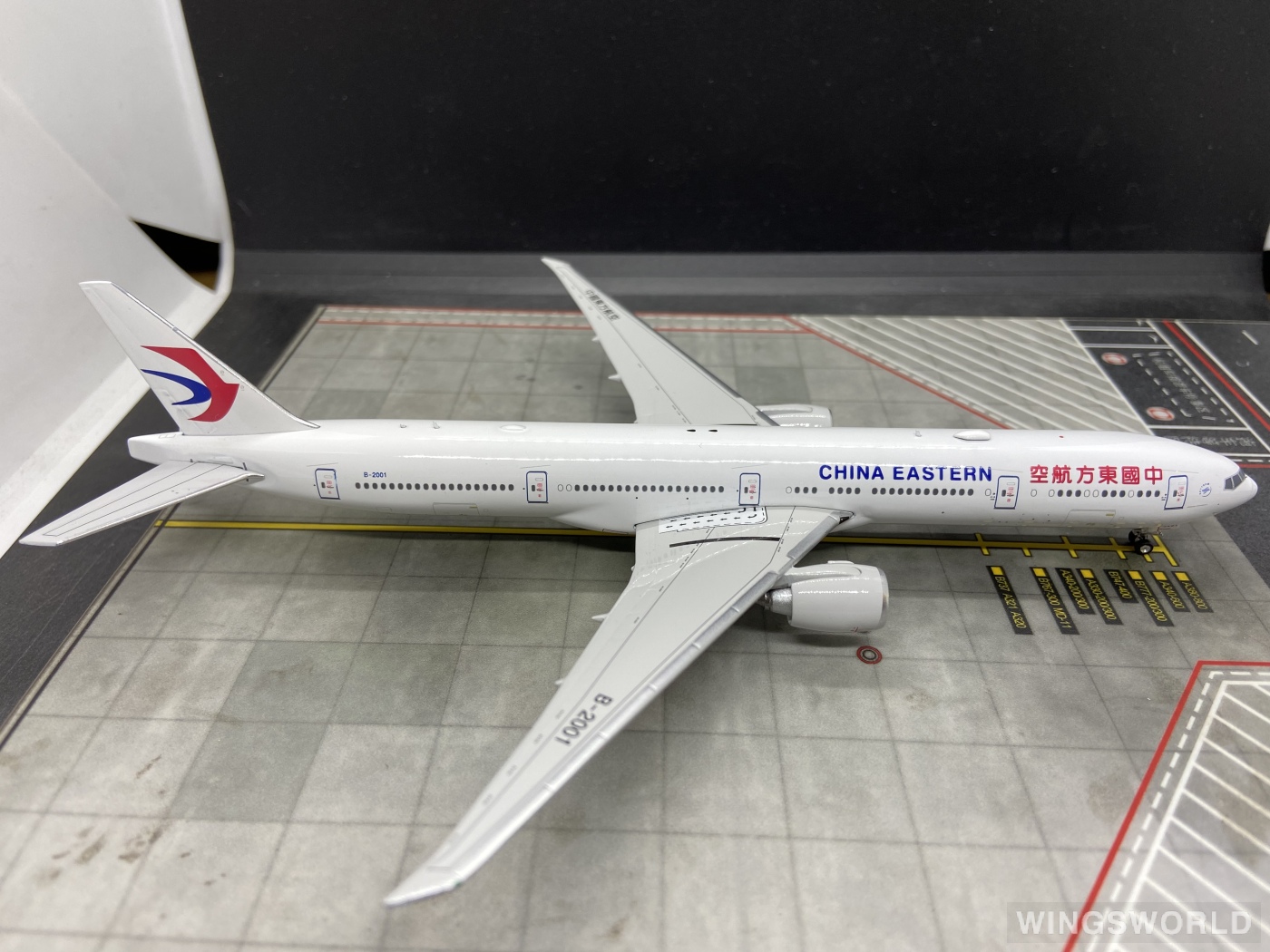 Phoenix 1:400 PH11011 China Eastern 中国东方航空 Boeing 777-300ER B-2001