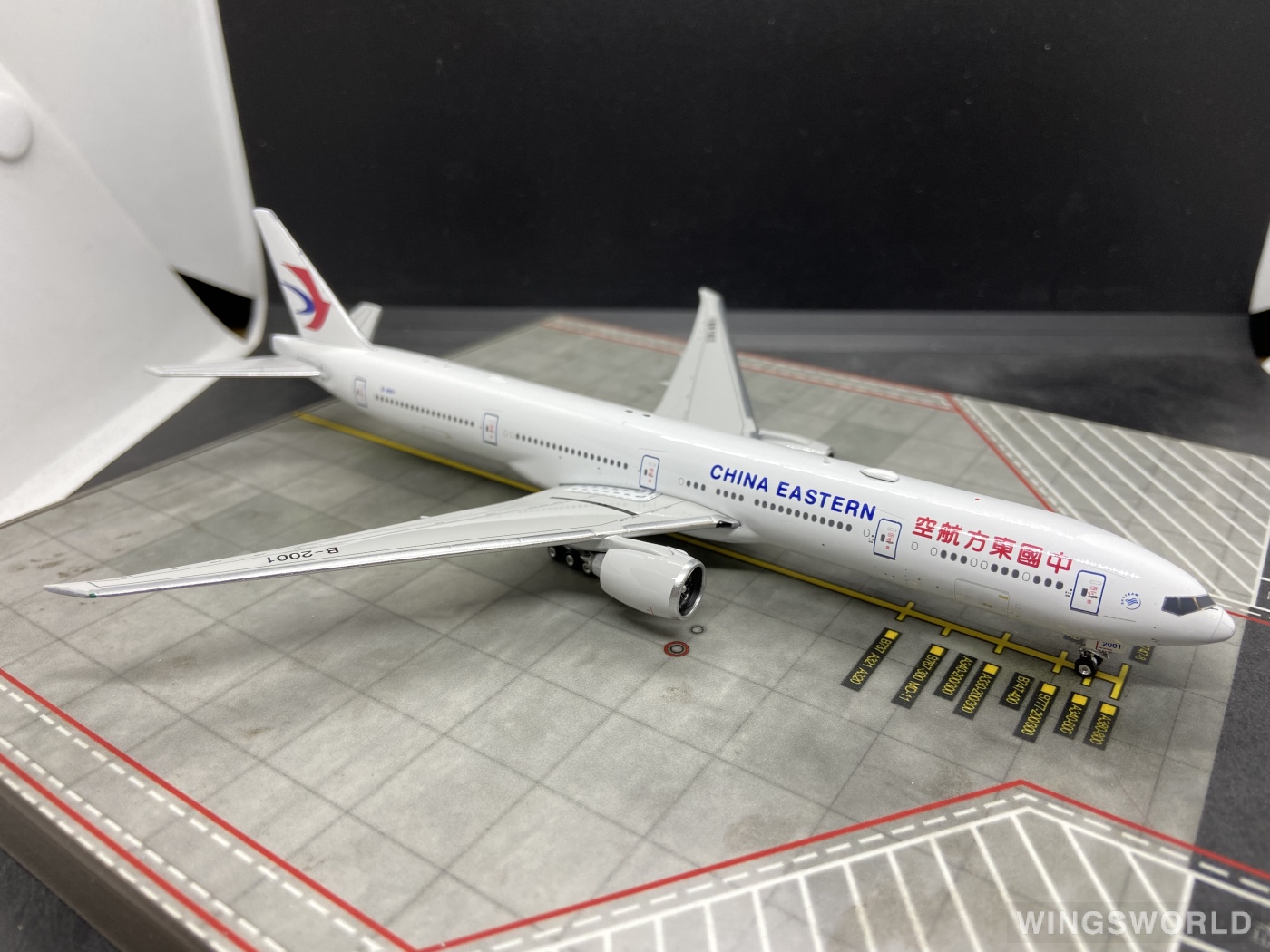 Phoenix 1:400 PH11011 China Eastern 中国东方航空 Boeing 777-300ER B-2001