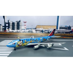 Japan Airlines 日本航空 Boeing 747-400 JA8083 1990s colors. 
