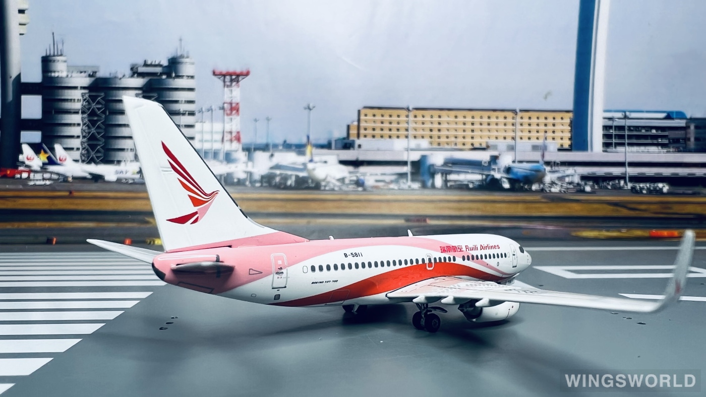 Phoenix 1:400 PH11013 Ruili Airlines 瑞丽航空 Boeing 737-700 B-5811