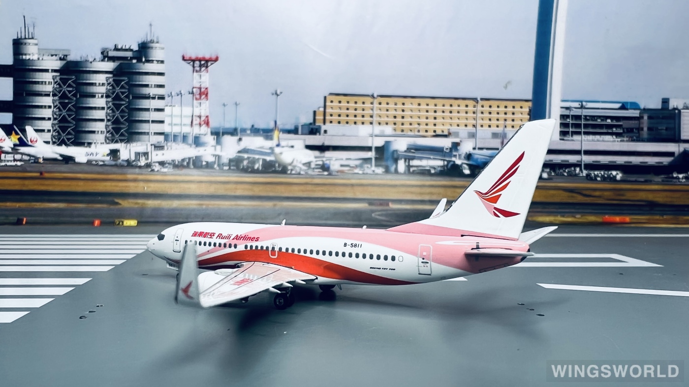 Phoenix 1:400 PH11013 Ruili Airlines 瑞丽航空 Boeing 737-700 B-5811