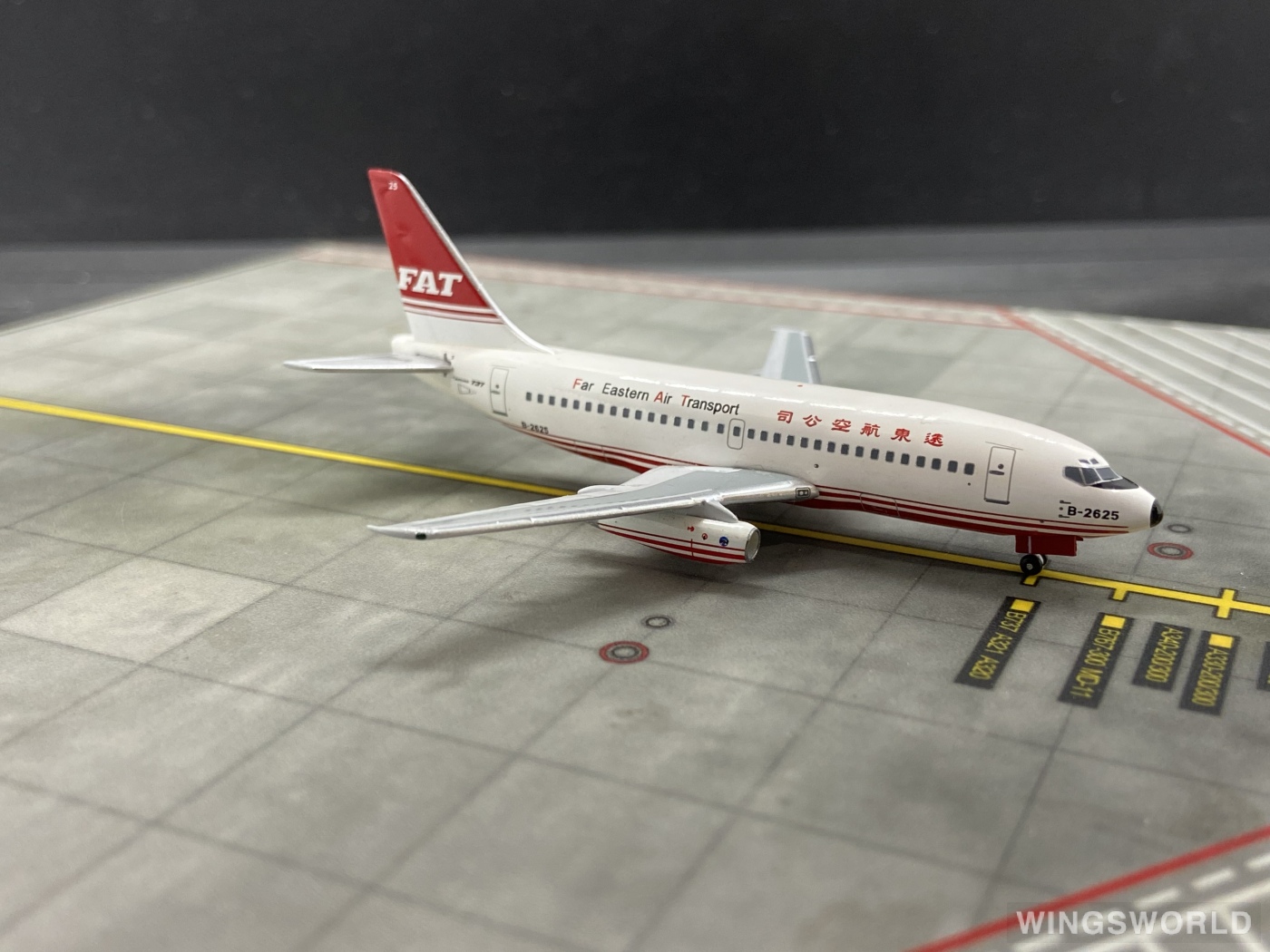 AeroClassics 1:400 ACB2625 FAT 远东航空 Boeing 737-200 B-2625