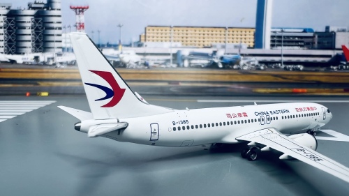China Eastern 中国东方航空 Boeing 737 MAX 8 B-1385 2014s colors. With rolling gears. PH11464 Phoenix 1:400