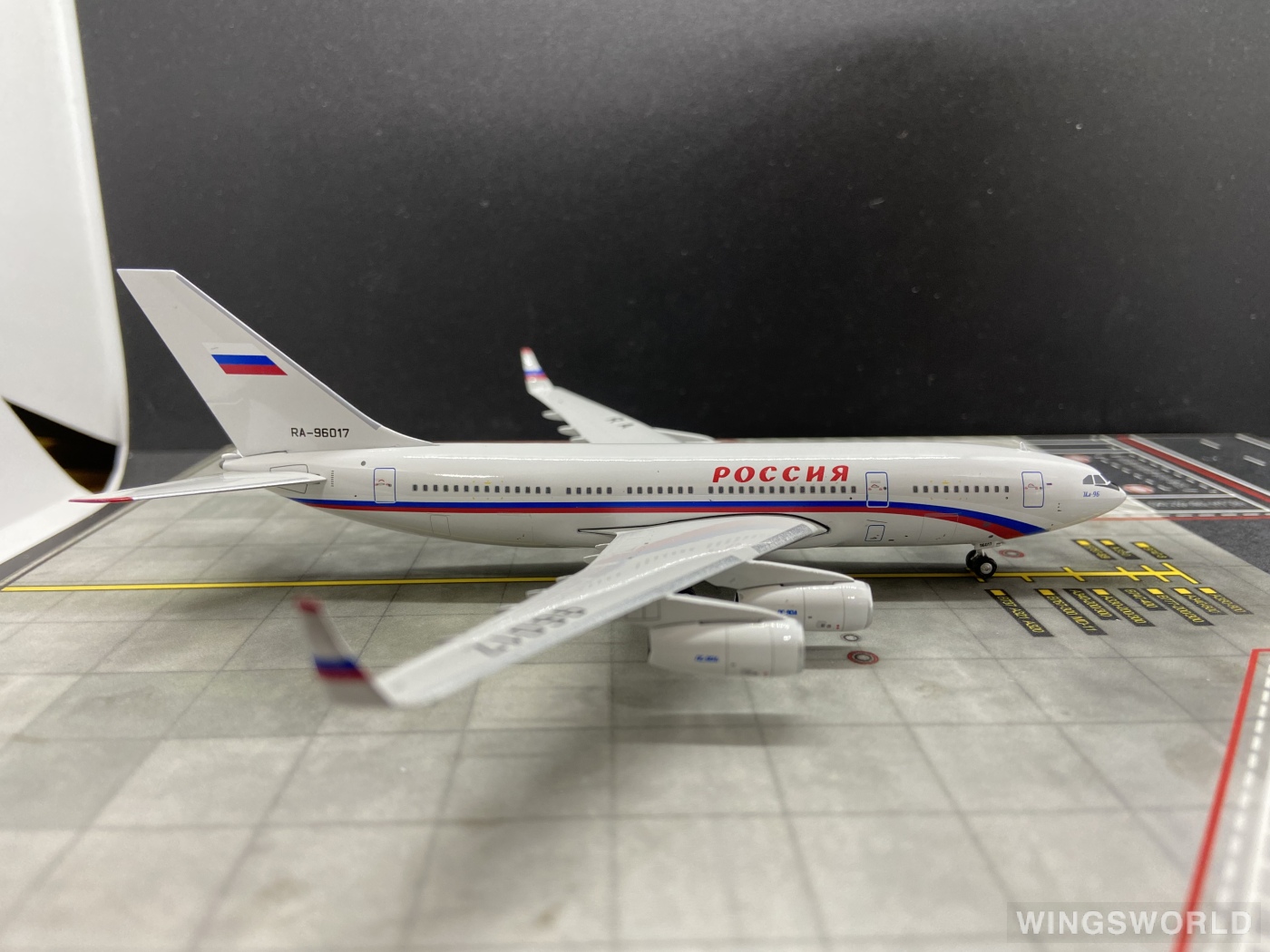 Phoenix 1:400 PH11728 Rossiya Special Flight Detachment Ilyushin Il-96 RA-96017