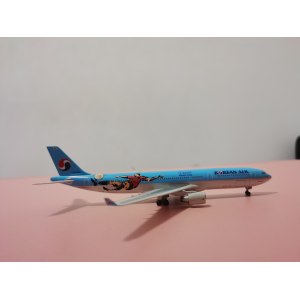Korean Air 大韩航空 Airbus A330-300 HL7586 1990s colors. 