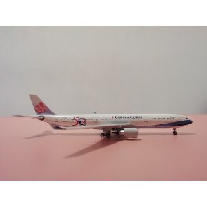 China Airlines 中华航空 Airbus A330-300 B-18312 1997s colors. 