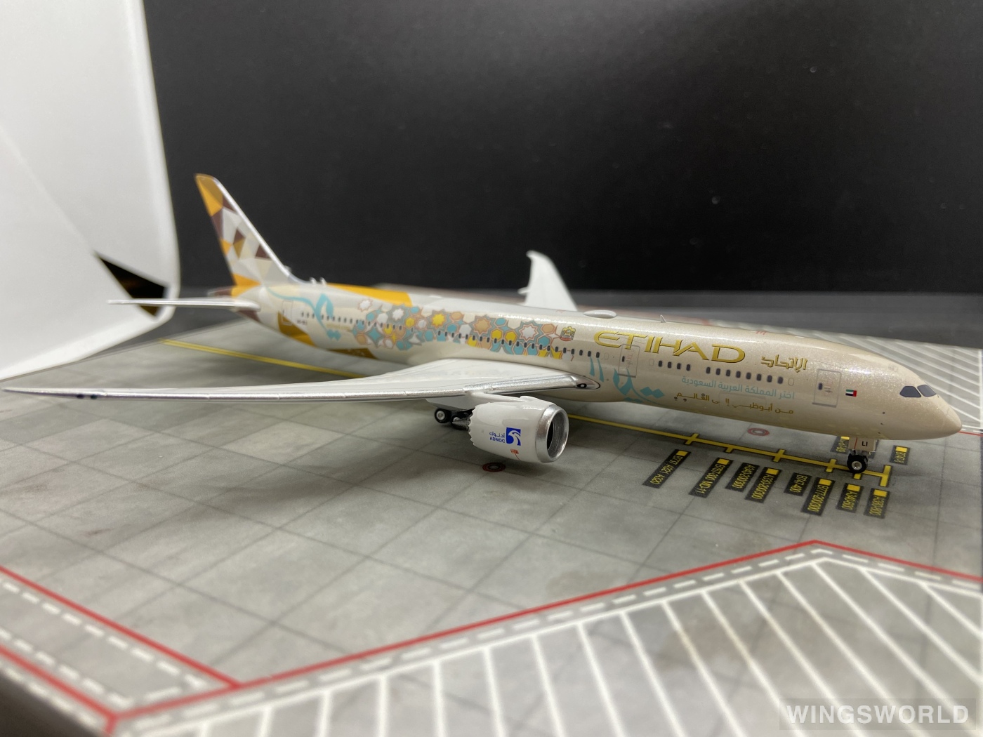 Phoenix 1:400 PH04312 Etihad Airways 阿提哈德航空 Boeing 787-9 A6-BLI