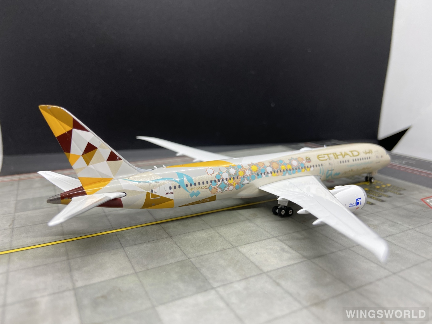 Phoenix 1:400 PH04312 Etihad Airways 阿提哈德航空 Boeing 787-9 A6-BLI