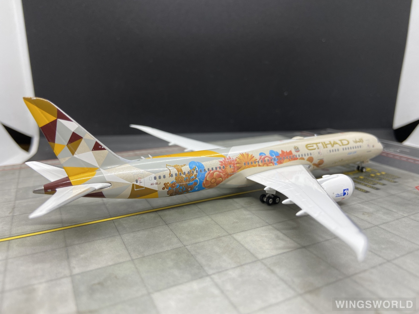 Phoenix 1:400 PH04337 Etihad Airways 阿提哈德航空 Boeing 787-9 A6-BLJ