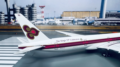 Thai Airways 泰国国际航空 Boeing 777-300 HS-TKB 泰皇诞辰72周年 PH10279B Phoenix 1:400