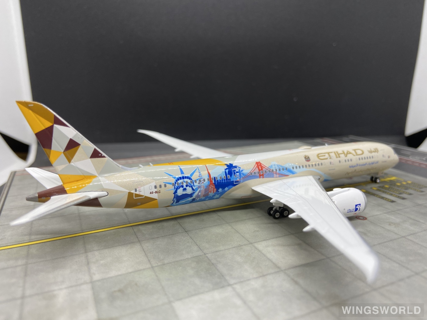 Phoenix 1:400 PH04332 Etihad Airways 阿提哈德航空 Boeing 787-9 A6-BLC