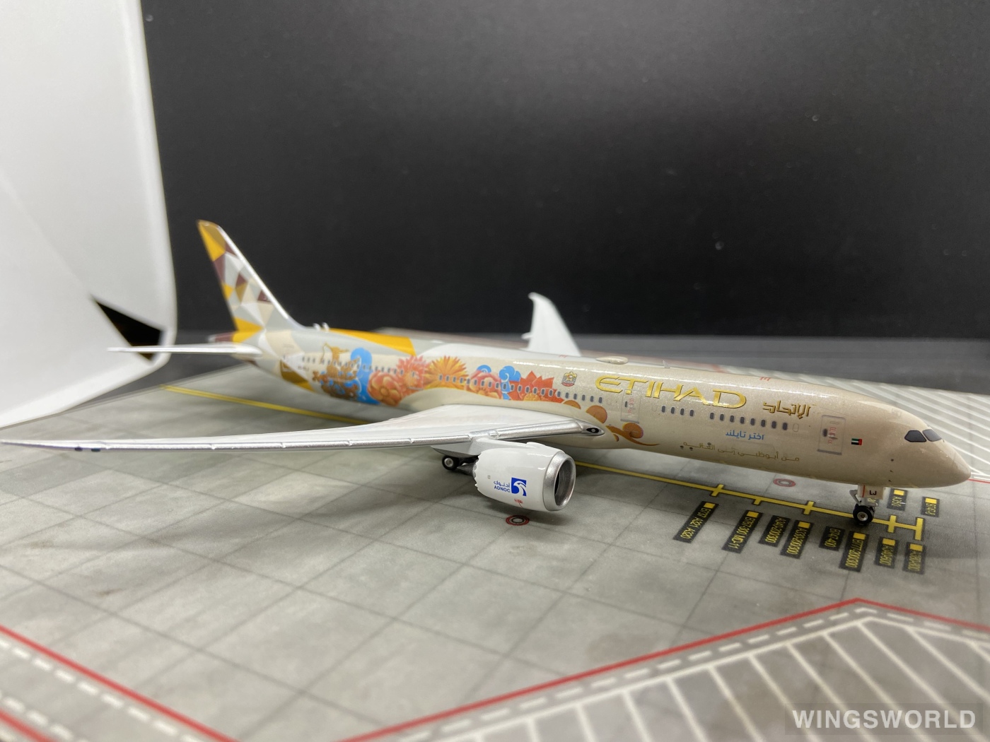 Phoenix 1:400 PH04337 Etihad Airways 阿提哈德航空 Boeing 787-9 A6-BLJ