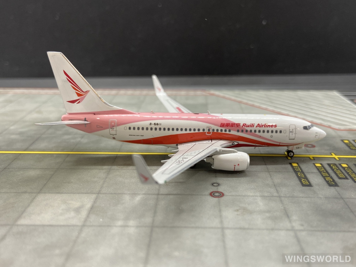 Phoenix 1:400 PH11013 Ruili Airlines 瑞丽航空 Boeing 737-700 B-5811